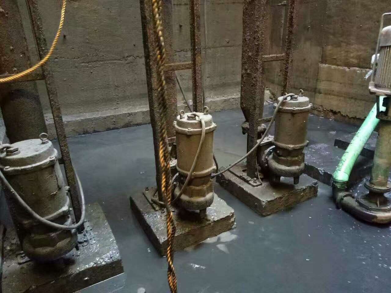 滴道污水池清理