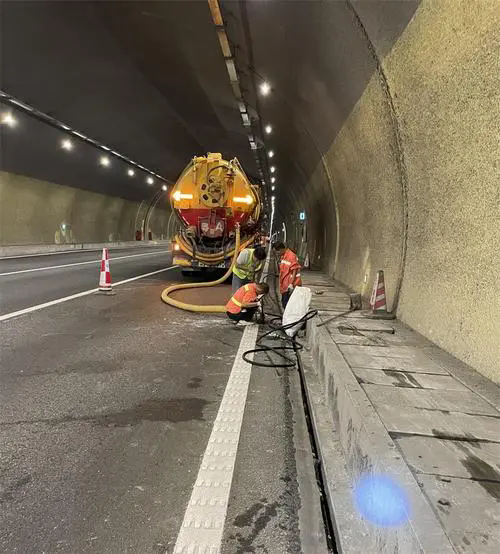 滴道隧道排水渠清淤